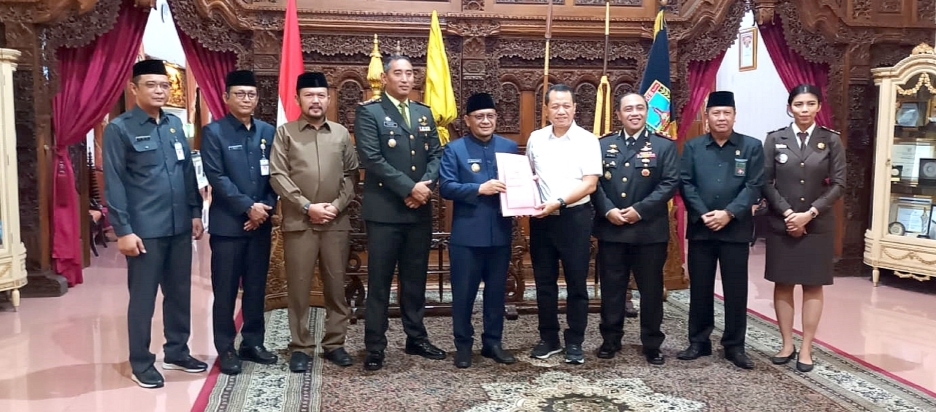 TERIMA SK PENSIUN: Samani Intakoris (kemeja putih) menerima SK Pensiun yang diserahkan oleh Pj Bupati Kudus M. Hasan Chabibie didampingi jajaran forkopimda di Pringgitan Pendapa Kudus.