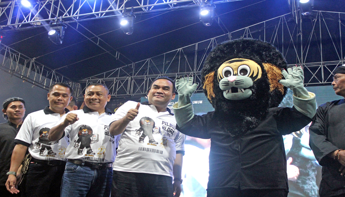 KEARIFAN LOKAL: KPU Kabupaten Blora me-launching barongan menjadi maskot pilkada 2024.