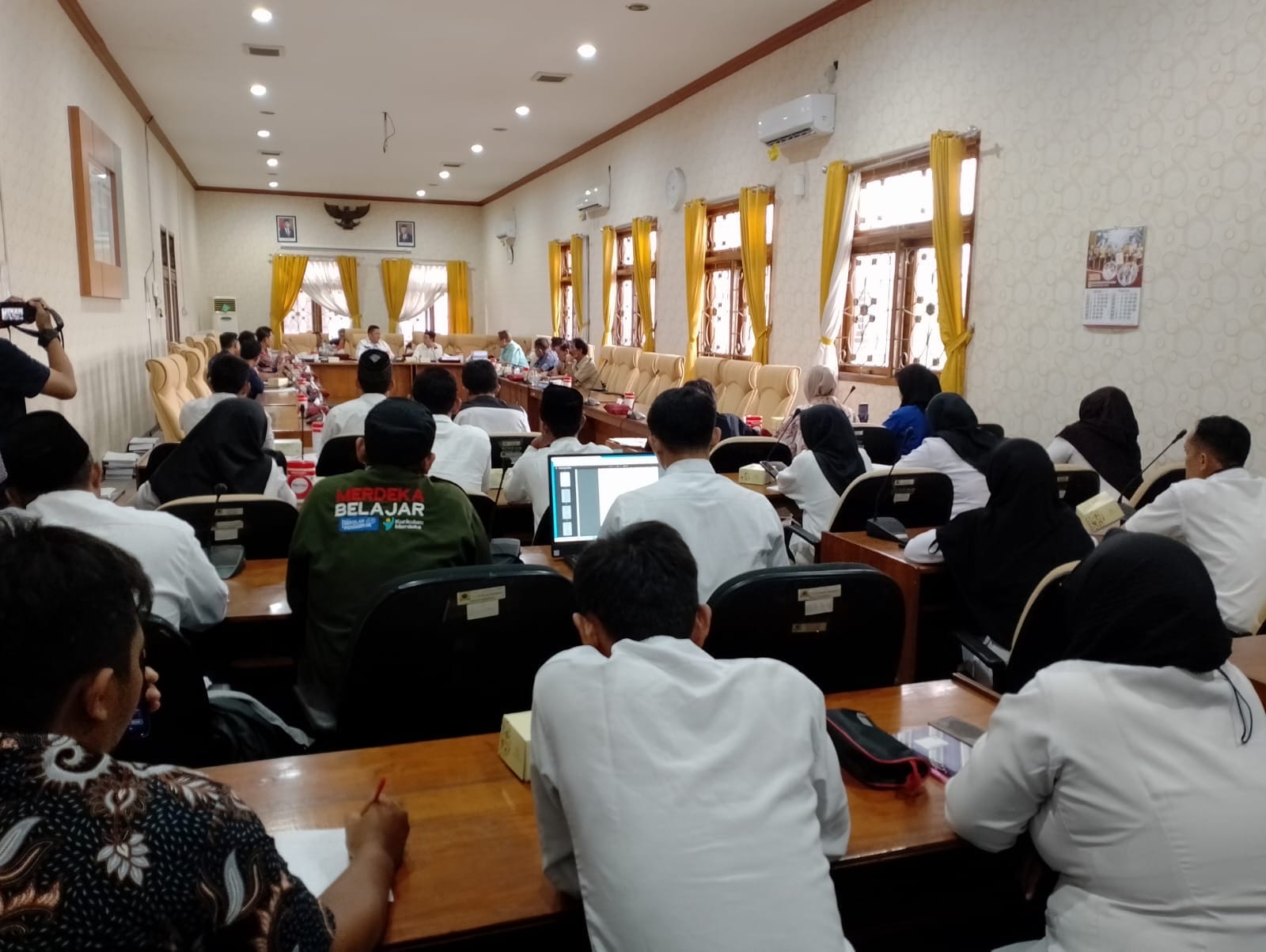 AUDIENSI: Guru honorer bertemu dengan anggota DPRD di Gedung DPD Pati baru-baru ini.
