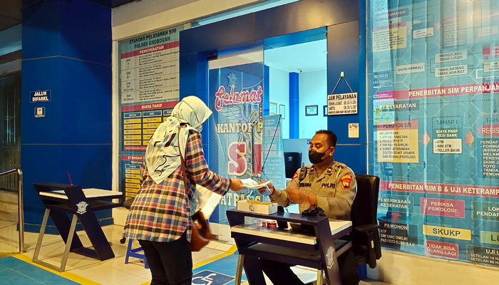 MELAYANI: Petugas Satlantas Polres Grobogan saat melayani masyarakat di Satpas SIM