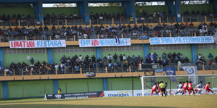 BELUM LAYAK: Suporter Persiku memenuhi tribun penonton dalam laga Persiku di Kudus belum lama ini.