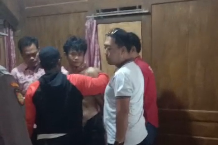 DITANGKAP: Udin diamankan polisi usai melakukan pembunuhan di rumahnya di Desa Ronggo, Kecamatan Jaken.