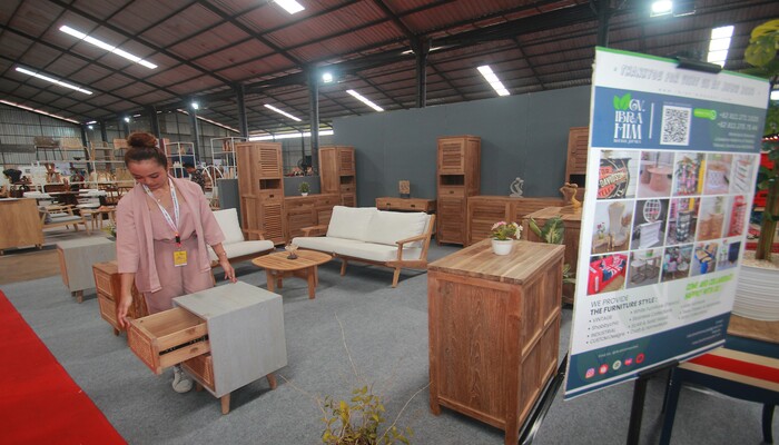 MENARIK: Pengunjung mengamati sejumlah koleksi furniture yang dipajang di sebuah stand Meeting Point JIFBW 2024