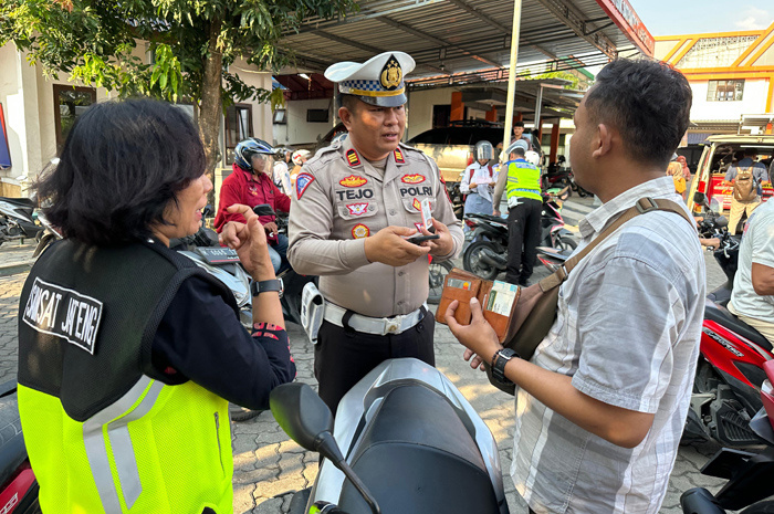 SOSIALISASI: Kasat Lantas Polres Grobogan AKP Tejo Suwono saat melakukan sosialisasi pajak ke pengendara roda dua.