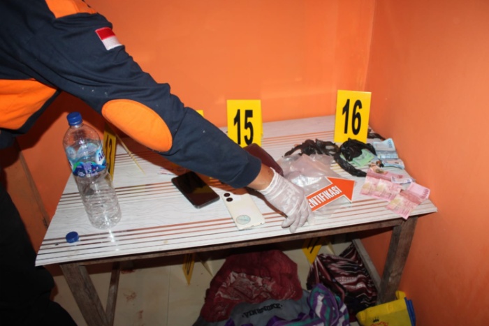 DIPERIKSA: Kepolisian mengolah TKP pembunuhan perempuan di Desa Ronggo, Jaken belum lama ini.