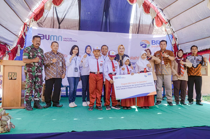 DISAMBUT GEMBIRA: Bupati Sri Sumarni bersama Pemimpin Cabang BRI Purwodadi Stefanus Juarto menyerahkan bantuan pembangunan gedung sekolah di SD N 3 Mangunrejo, Kecamatan Pulokulon, Grobogan.