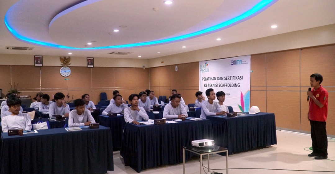 TINGKATKAN SDM: Instruktur memberi pelatihan dan sertifikasi K3 scaffolding kepada pemuda di desa ring I PLTU Tanjung Jati B.