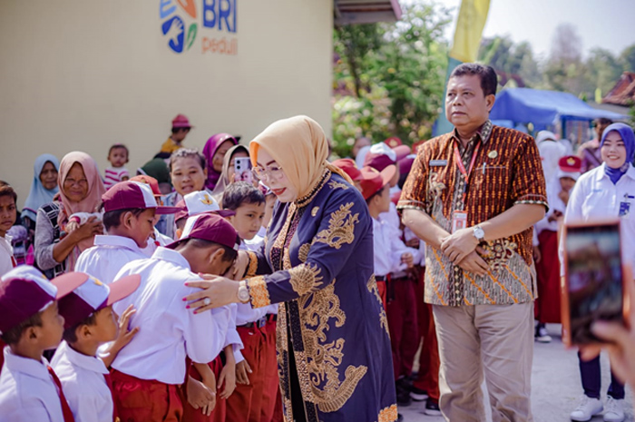 SENANG BAHAGIA: Puluhan siswa SD N 3 Mangunrejo menyalami Bupati Sri Sumarni dan Kadinas Pendidikan Grobogan Purnyono dalam penyerahan bantuan pembangunan sekolah dari BRI Cabang Purwodadi.