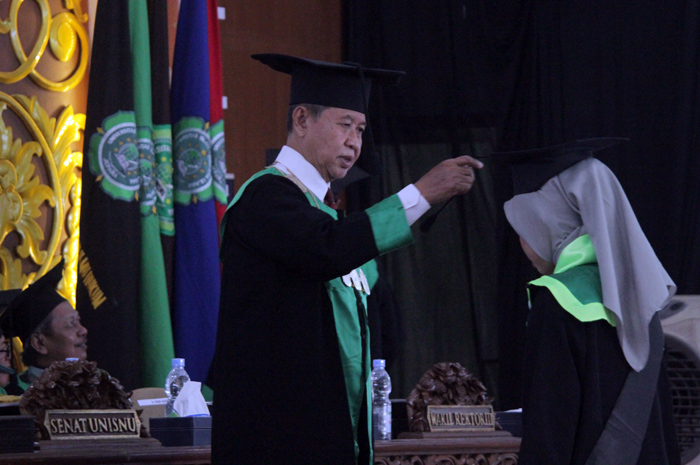 LULUS: Rektor Unisnu Jepara Abdul Djamil memindahkan tali toga bagi para wisudawan kemarin.