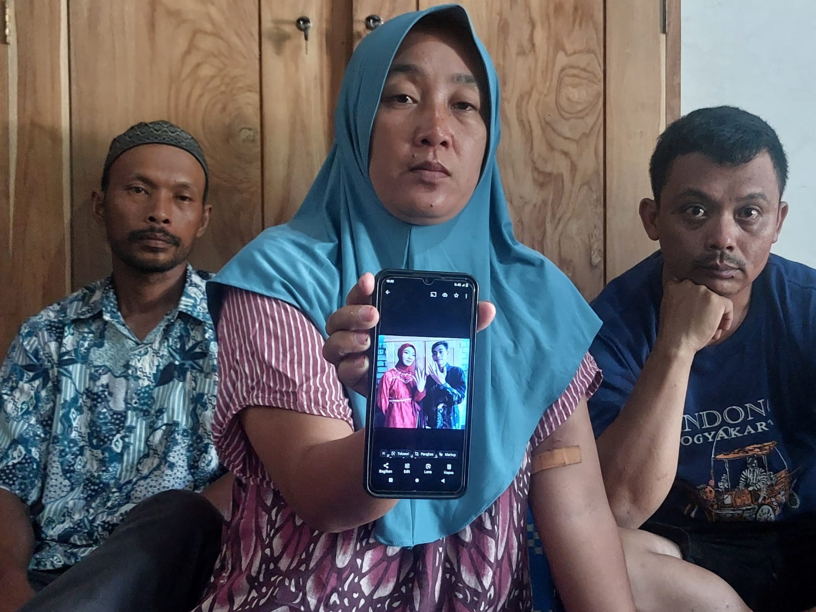 KEHILANGAN: Ibu almarhumah Ratri Pramudita Suntari dan suaminya Junari menunjukkan foto anaknya dan tunangannya di Desa Ronggo RT 4/RW 2, Jaken, Pati, rumahnya kemarin