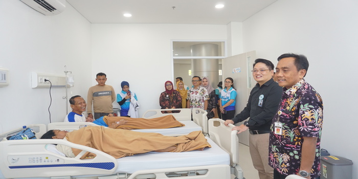 PENGENDALIAN JUMLAH PENDUDUK: COO KSH Group sekaligus Direktur RS KSH Pati Kelvin Kurniawan (dua dari kanan) bersama Kepala Dinsos P3AKB Indriyanto (kanan) meninjau peserta KB tubektomi.