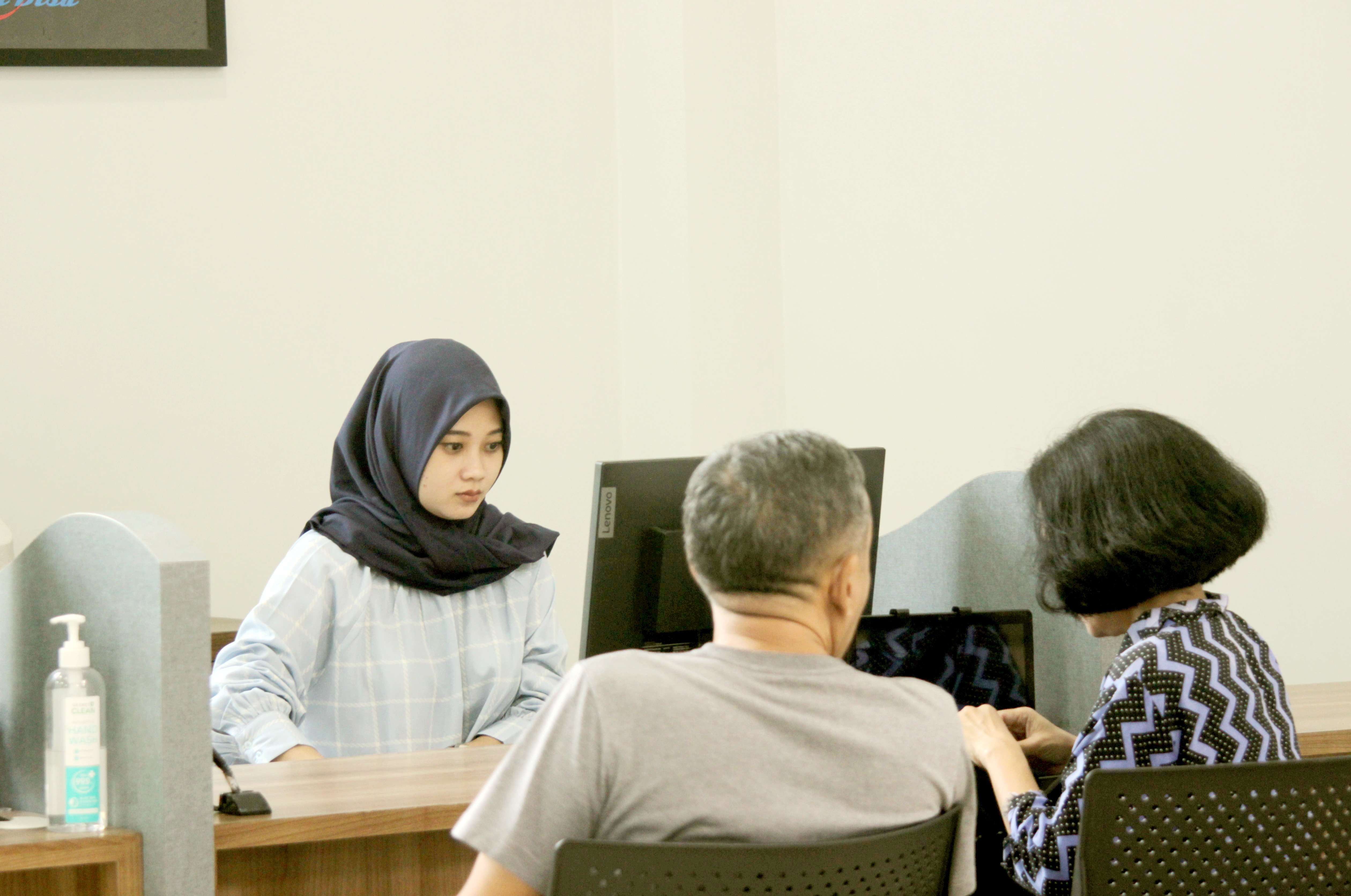 SIAP DIJUAL: Petugas melayani nasabah yang berkonsultasi terkait simpanannya di Bank Jepara Artha kemarin.