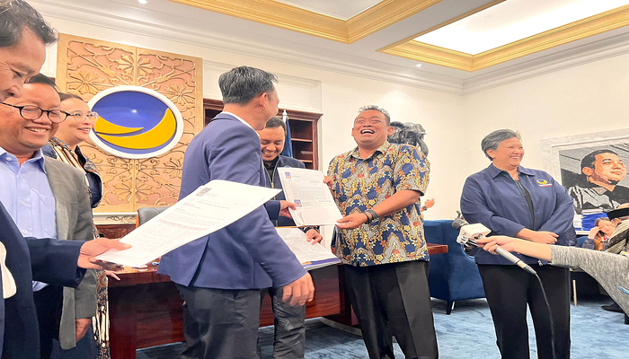 REKOMENDASI: Ketua Bapilu DPP Nasdem Wili Aditya bersama ketua DPW Nasdem Jawa Tengah Lestari Moerdijat memberi rekomendasi bacabup Setyohadi di Nasdem Tower Jakarta.