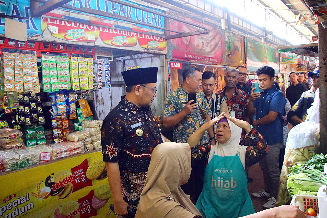 CEK PASAR: Pj Bupati Kudus M. Hasan Chabibie bersama Dinas Perdagangan Kudus mendatangi Pasar Jember kemarin.