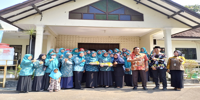 PELATIHAN: Kader PKK Kecamatan Dawe memamerkan hasil olahan daging kemarin.