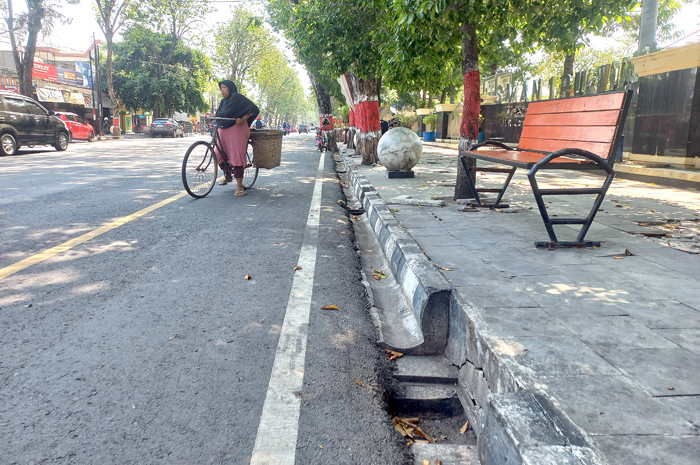 RAIB: Kondisi besi penutup bak kontrol di Jalan R Suprapto banyak yang hilang kemarin.