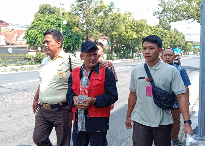 TERTANGKAP: Mokhamad Zahli, buronan tipikor dibawa ke Rutan Kelas II B Rembang oleh tim Kejaksaan Negeri Rembang pada Jumat (7/6).