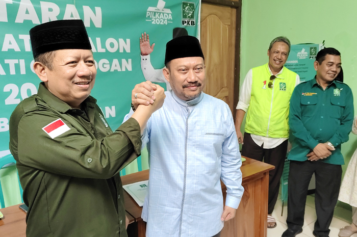 SEPAKAT KOALISI: Bambang Pujiyanto dan Catur Sugeng Susanto menunjukkan salam komando usai pendaftaran bacabup dan bacawabup di kantor DPC PKB Grobogan, kemarin.