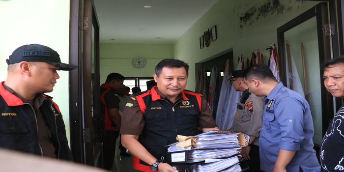 Kajari menggeledah Kantor KONI Kudus dalam kasus dugaan korupsi yang menyeret Imam Trianto beberapa waktu lalu.