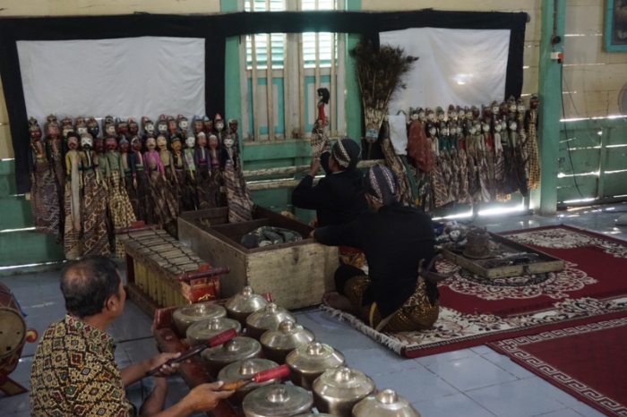 Wisatawan menikmati pertunjukan wayang di Desa Wisata Bangowan Blora.