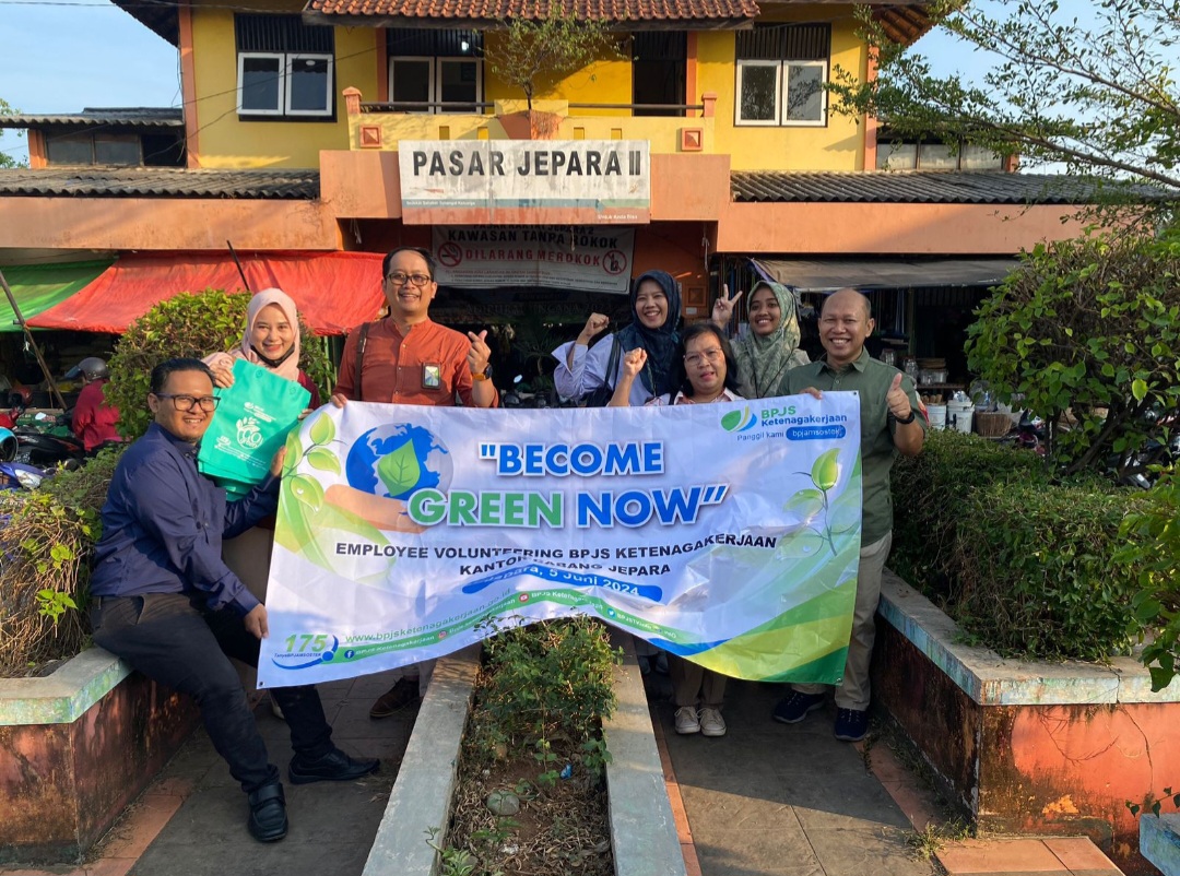 SEMANGAT: BPJS Ketenagakerjaan Cabang Jepara memperingati Hari Lingkungan Hidup Sedunia dengan membagikan kantong belanja ramah lingkungan.