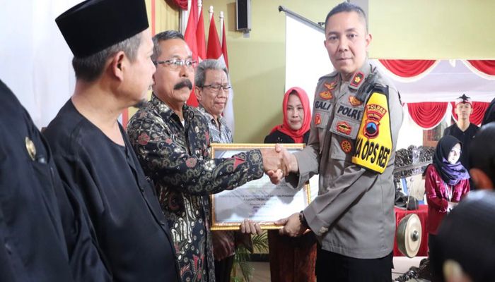 BERIKAN HIMBAUAN: Wakapolres Grobogan Kompol Gali Atmajaya menyosialisasikan pencegahan tindak pidana korupsi dan pencanangan desa antikorupsi.
