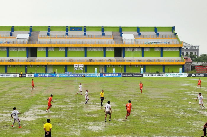 BECEK: Lapangan Stadion Wergu Wetan tampak becek jika hujan.