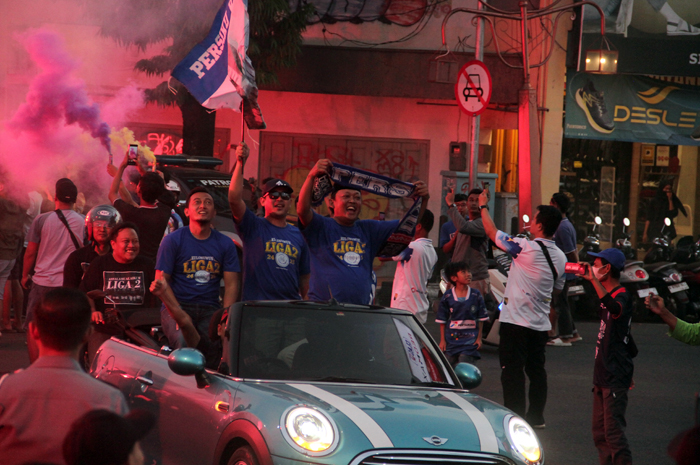 PERAYAAN: Pemain Persiku dan ofisial disambut suporter usai berhasil promosi ke Liga 2.