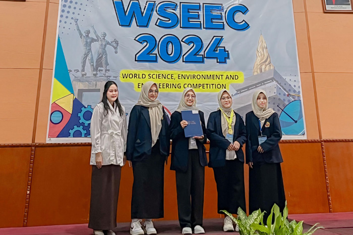 BANGGA: Empat mahasiswa UMK saat menerima medali emas dan piagam usai mengikuti lomba WSEEC 2024 di Jakarta baru-baru ini.