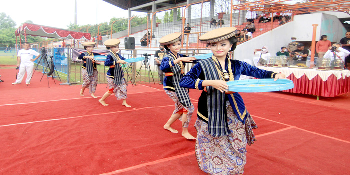 ANGKAT CAPING KALO: Penari menampilkan tarian caping kalo saat acara di Stadion Wergu Kudus beberapa waktu lalu. Disbudpar bakal menggelar Festival Tari Lajur Caping Kalo guna melestarikan budaya khas
