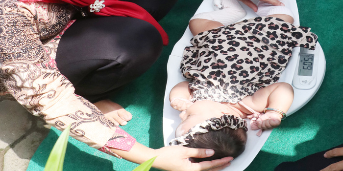 pencegahan stunting dilakukan dengan kegiatan penimbangan bayi dan balita secara serentak di posyandu.