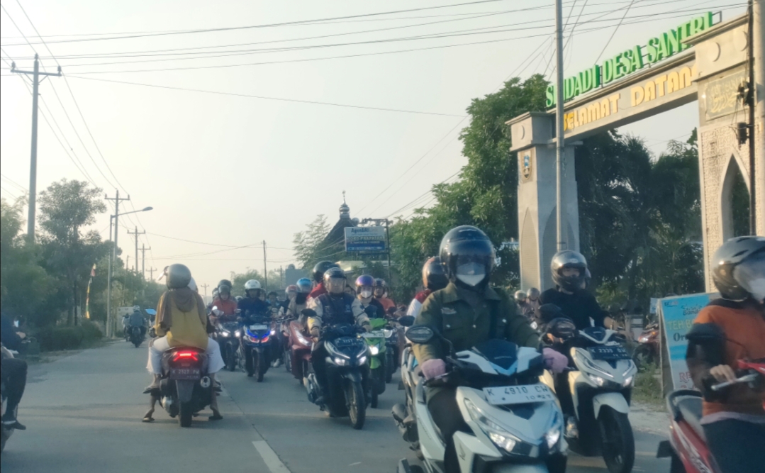 BERANGKAT KERJA: Karyawan pabrik sepatu berangkat kerja menuju pabrik di jalan Rembang-Pamotan tepatnya daerah Sridadi Rembang.