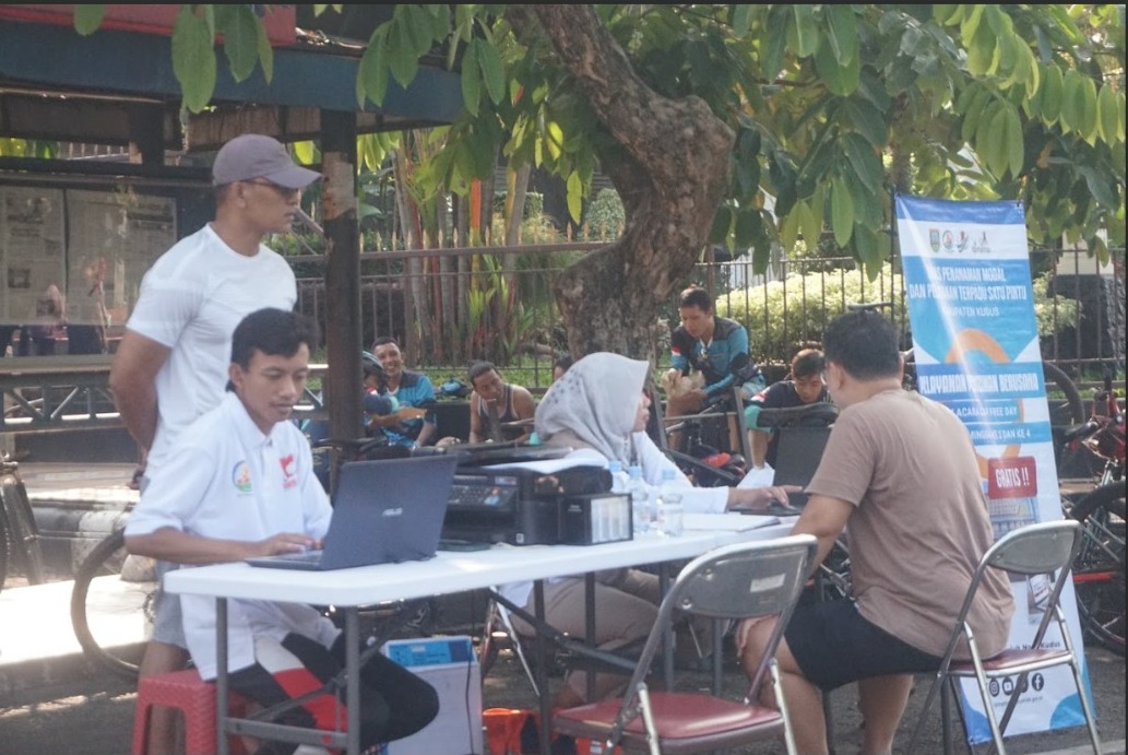 JEMPUT BOLA: Petugas Panglima Boss DPMPTS Kudus melayani izin usaha di lokasi CFD kemarin.