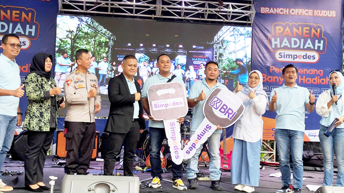 APRESIASI: Pimpinan Cabang BRI Kudus Iman Indrawan (empat dari kiri) menyerahkan dua unit mobil grand prize kepada perwakilan kepala unit pemenang Undian Panen Hadian Simpedes Branch Office Kudus.