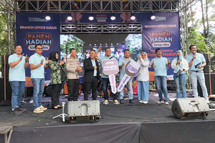 SEMRINGAH: Dua perwakilan kepala unit BRI pemenang Undian Panen Hadian Simpedes Branch Office Kudus membawa replika kunci mobil grand prize saat seremoni pengundian di Pijar Park pada Sabtu (8/6) lalu