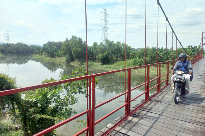 KOKOH: Pengendara melewati Jembatan Merah Sungai Serang kemarin. Proyek Sodetan Satreyan akan dibangun sebelah utara jembatan.