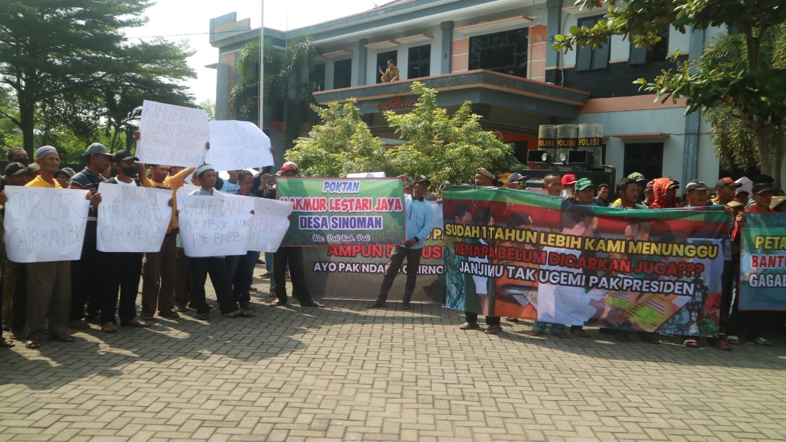 SAMPAIKAN KELUHAN: Sejumlah petani menggelar aksi unjuk rasa di depan kantor BPBD Pati kemarin pagi.