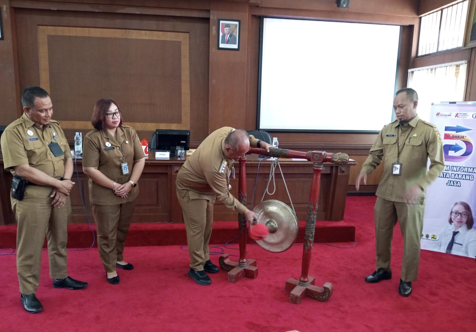PUKUL GONG: Pj Bupati Pati Henggar Budi Anggoro melaunching aplikasi Sidarja (Sistem Informasi Data Barang Jasa) di Ruang Pragola Setda Pati kemarin.