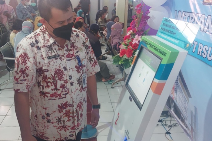 DILIHATKAN: Plt Direktur RSUD RAA Soewondo Pati menunjukkan pendaftaran online di ruang tunggu pasien belum lama ini.