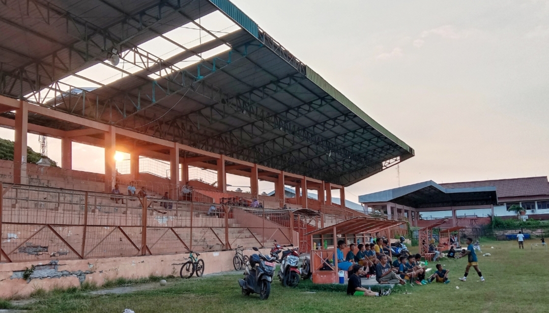 BOLONG: Kondisi atap tribun di Stadion Krida Rembang terlihat rusak parah pada Senin (11/6).