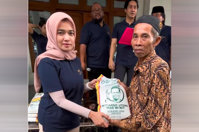 Relawan Cabup Jepara Witiarso Utomo&nbsp;bagikan beras ke masyarakat Bangsri, Jepara, Selasa (11/6).