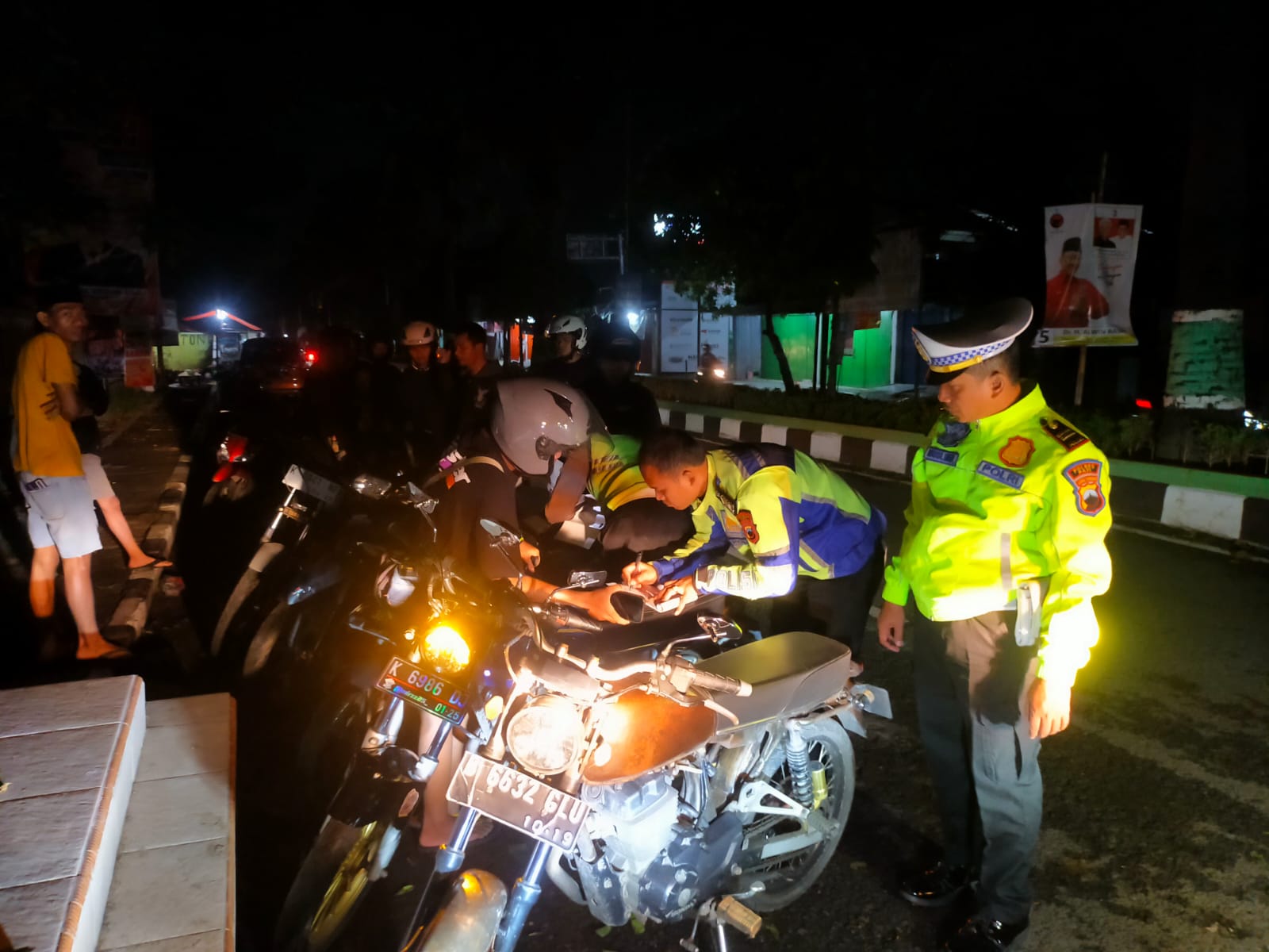 DICEK: Kepolisian mengecek surat-surat kendaraan di Pati Kota tadi malam.