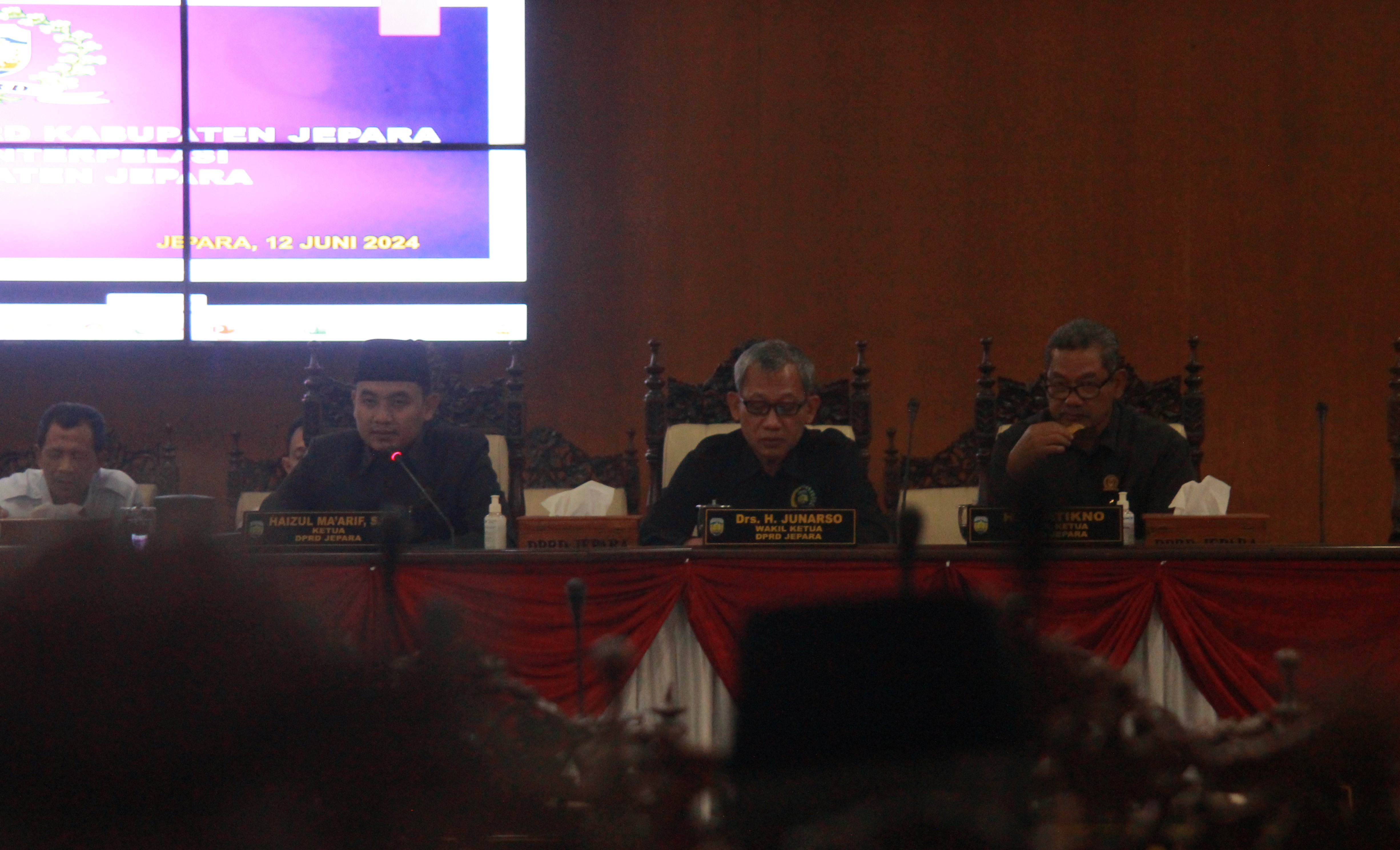 AJUKAN HAK: Ketua DPRD Jepara Haizul Ma`arif memimpin rapat paripurna pengusulan hak interpelasi terhadap Pemkab Jepara terkait pencabutan izin usaha Bank Jepara Artha pada Rabu (12/6).