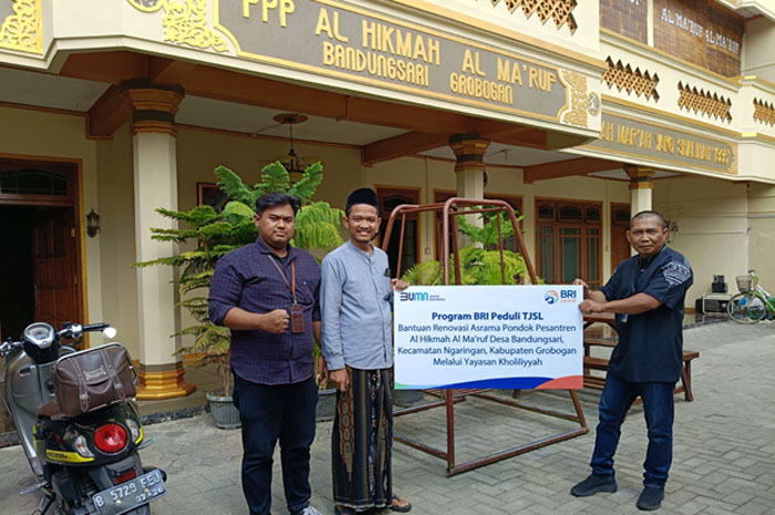SERAHKAN BANTUAN: Perwakilan BRI Cabang Purwodadi menyerahkan bantuan renovasi Asrama Ponpes Al Hikmah Al Ma&rsquo;ruf di Desa Bandungsari, Kecamatan Ngaringan, Grobogan.
