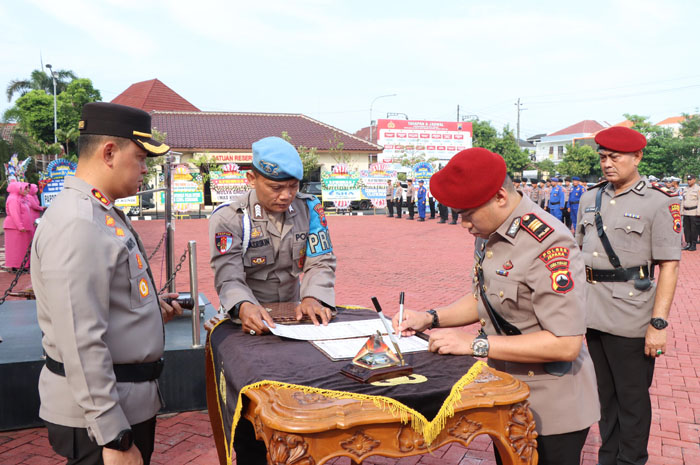 SERTIJAB: Kapolres Jepara AKBP Wahyu Nugroho Setyawan memimpin upacara pelantikan dan sertijab sejumlah Pejabat Utama (PJU) dan Kapolsek&nbsp;di Lapangan Apel Mapolres Jepara, Kamis (13/6).