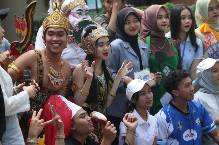 Beberapa mahasiswa&nbsp;Universitas Muria Kudus berfoto bersama saat&nbsp;merayakan Dies Natalisnya yang ke-44 di&nbsp;Gedung Auditorium UMK, kemarin (12/6).