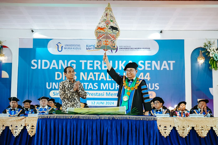 UMK UNGGUL: Rektor UMK, Prof. Dr. Ir. Darsono, M.Si mengangkat gunungan saat Sidang Terbuka Senat Dies Natalis yang ke-44 di Gedung Auditorium UMK, Rabu (12/06).