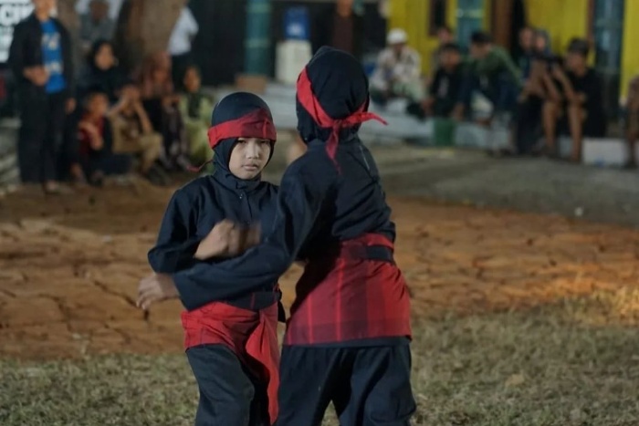 BERLATIH: Dua anak dari Desa Pagerharjo, Wedarijaksa, Pati memperagakan tarian Gong Cik di Sanggar Dolanan Tradisional Pati belum lama ini.