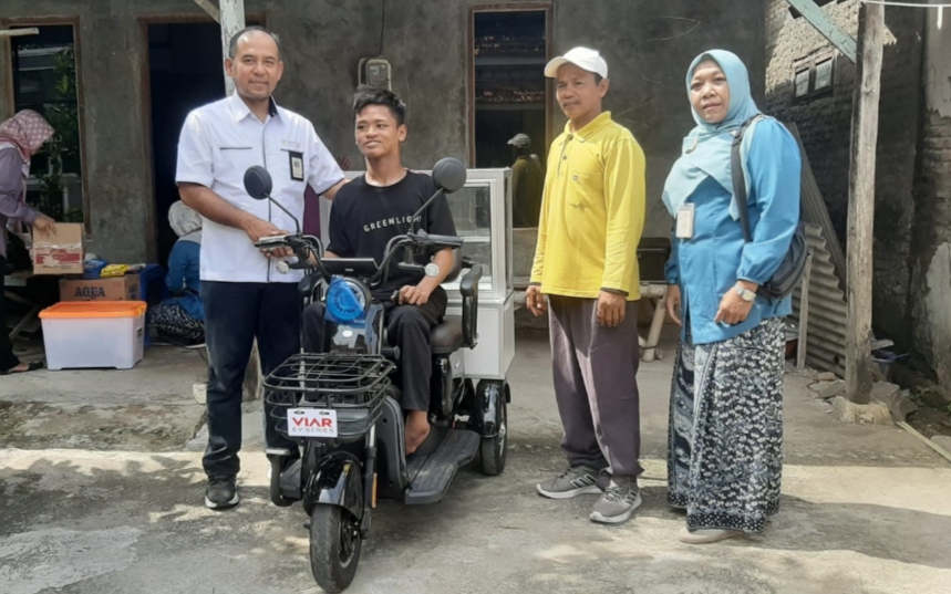 APRESIASI: Cahyo Awwali Ardandi, remaja penyandang disabilitas dari Dukuh Gobog, Desa Gunungsari, Kecamatan Kaliori sumringah usai dapat sepeda listrik untuk jualan kebab pada Rabu (14/6).