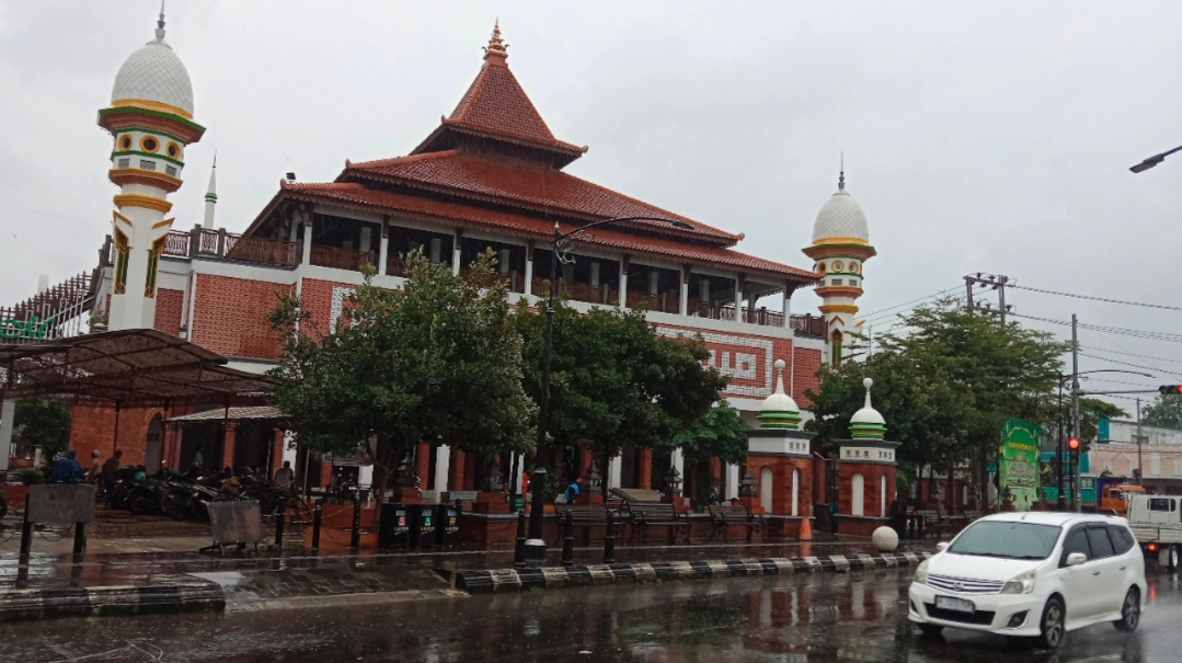 IKONIK: Pengendara melintas di jalan depan Masjid Jami Lasem beberapa waktu lalu.